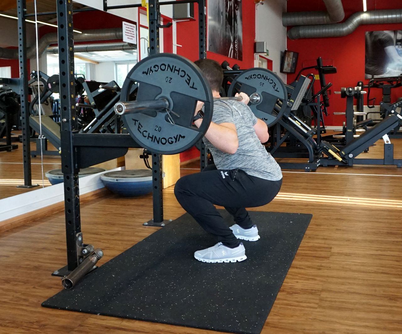 Read more about the article DAS KREUZHEBEN – DIE KÖNIGIN ALLER ÜBUNGEN